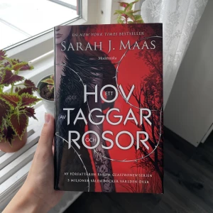 Bok - Säljer denna bok som jag köpt second hand, därav de rödmålade sidorna hahah. Köparen betalar för frakten och katt finns i hem 🏠 