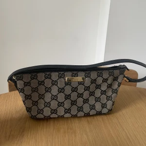 Gucci boat bag  - Vintage Gucci boat bag. Inköpt från the vintage bar. Helt grymt skick. Canvastyg, monogram och läder rem. Den går att ha som hand och axelväska. PRIS kan diskuteras vid snabb affär!