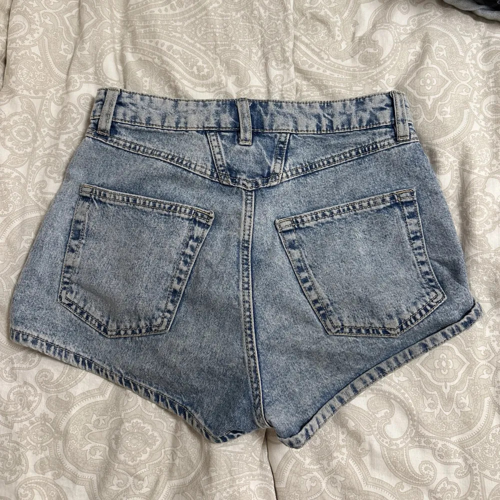 Säljer dessa jeansshorts från h&m som tyvärr är för små. I storlek XS❤️‍🔥. Shorts.