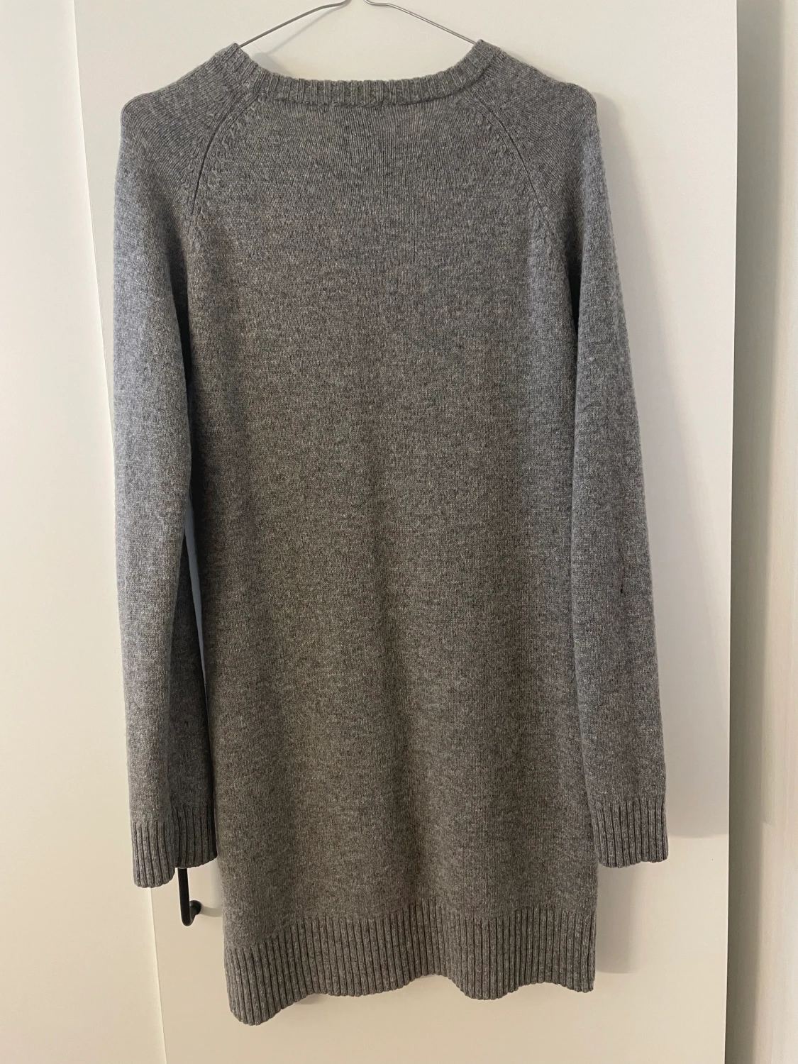 Mörk grå stickad klänning  - 90