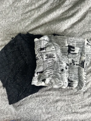 Korsett - Säljer denna super fina vita korsetten från Zara, då den inte kommer till andvändning längre. Dom är super fina och sitter jättre bra på mig som är Xs/S💕    Säljer den för 80 kr💕 Hör av dig för mer bilder!!