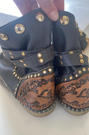 LDIR skor - I fint skick. Lite smutsiga i sömmen vid tån, men normalt slitage. Inköpta för flera år sedan. Nypris 1999kr