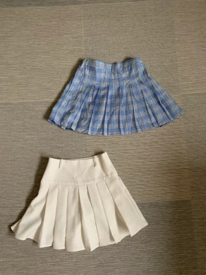 Kjolar - Säljer två jätte gulliga kjolar som jag inte använder. Inga defekter eller slitningar. Ddn blåa skulle jag säga är XS-M eftersom den är väldigt stretchig, den vita är XS.Kan köpas tillsammmans för 45kr eller en för 25. Perfeka att ha nu i sommar!💞💖💓💕