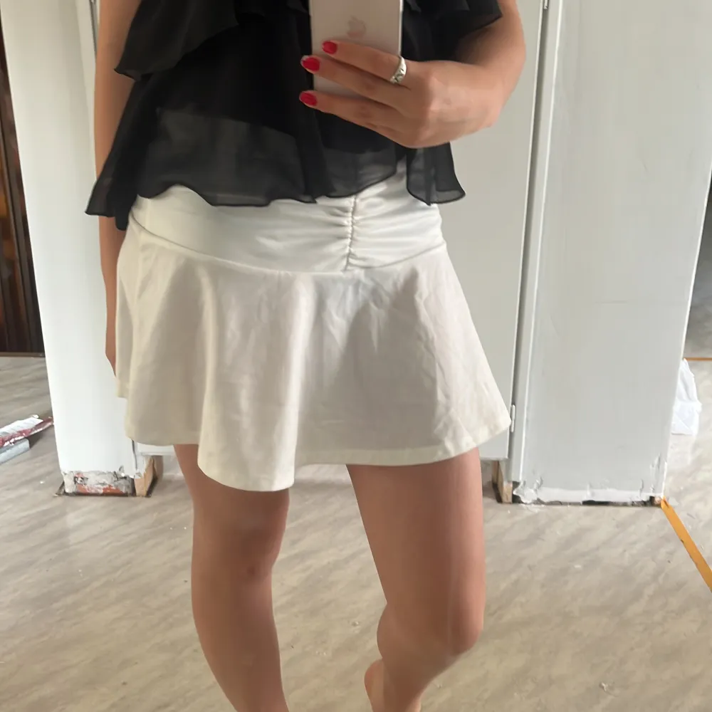 Jättefin kjol från h&m perfekt nu i sommar, passar till vadsomhelst! Har bara använd cirka 3 gånger, bra skick. . Kjolar.