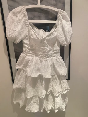 Vit klänning, pretty little thing - Vit klänning, Pretty little thing.  Supersnygg klänning.  Köptes för student men var för liten. Fin som sommarklänning! Bra passform i byglarna. 