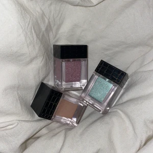 makeup store ögonskuggor  - ögonskuggor ifrån make up store i 3 olika färger: eyedust; april, stardust; roller, multi dust; suger plum du får en för 110kr, 2 för 210, 3 för 300kr