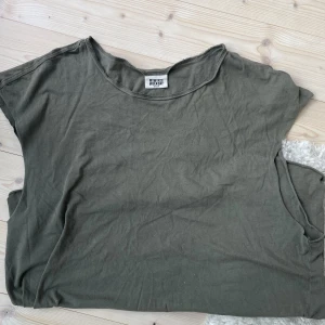 Mossgrönt linne - Jätteskönt linne i tunnare material.