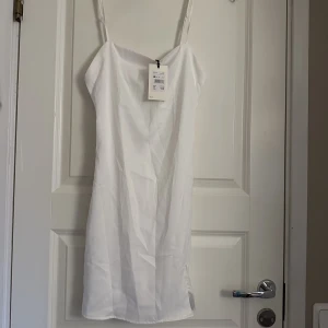 Klänning från bikbok - Vit klänning med slits från bikbok, strl XS 