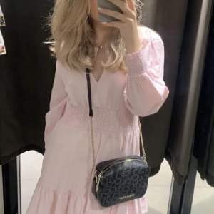 Säljer denna rosa klänningen från zara då den har blivit för kort 💕 storlek M och köpt förra sommaren 🫶🏻 (lånad bild)