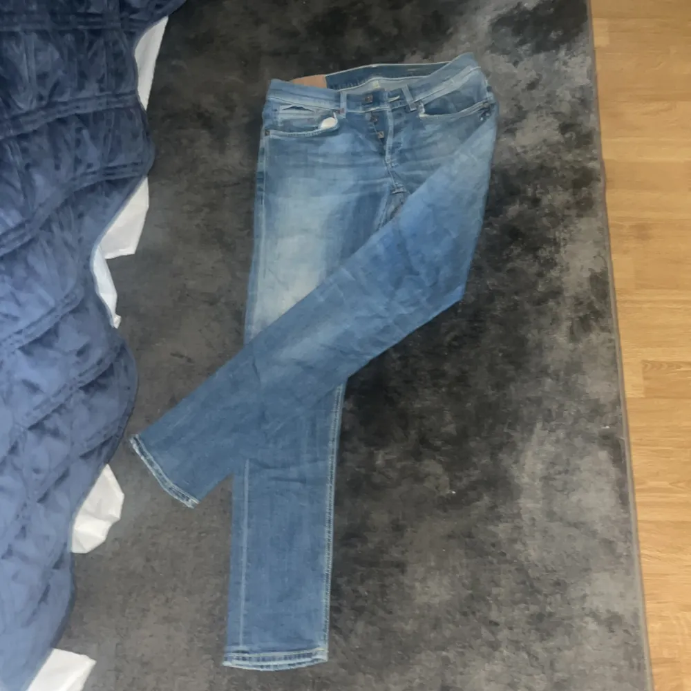 Ett par fräscha Dondup jeans. Cond 8/10 Vanligt pris ligger runt 5500 Passade inte mig så bra så väljer att sälja nu.. Jeans & Byxor.