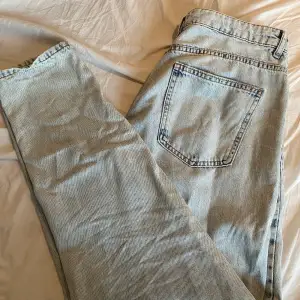 Ljusblåa mom-jeans med hög midja från Lager 157 använda ett fåtal gånger. Storlek 42 150kr plus frakt