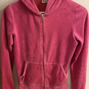 Juicy couture gammal version - Jättefin gammal juicy couture tröja stl: M men passar även S/Xs då den är väldigt liten i storleken!💗pris kan även diskuteras 
