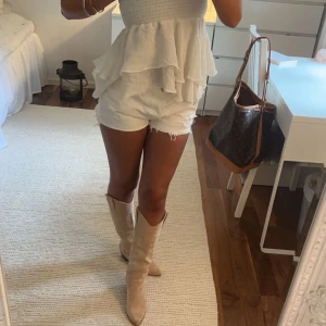 Levis shorts - Vita shorts från Levis. Sitter som M 