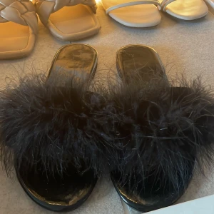Fluff sandaler - Säljer dessa fluff sandaler/tofflor, funkar till lite finare tillfällen med. Säljer pga dom ej används. Använda 2 ggr ca.