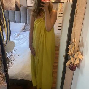 Långklänning  - Säljer denna fina limegröna långklänning. Nästintill oanvänd, som i mycket fint skick. Kommer ej ihåg vart den är köpt