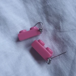 Lego örhängen - Rosa örhängen som liknar legobitar