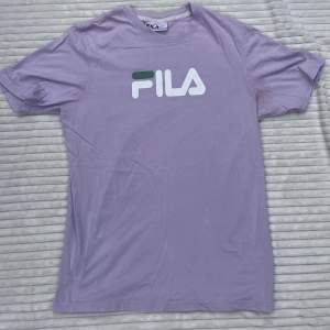 Ljuslila/lavendel t-shirt från Fila. Knappt använd⭐️(ser rosa ut på mig men den är ljuslila)  Storlek: L Min längd: 180 cm