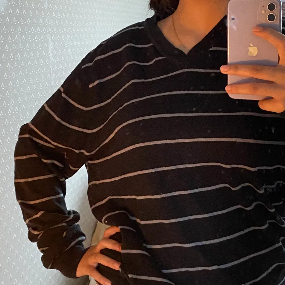 En grandpasweater som e jättebekväm och varm. Bra skick, förutom ett hål i armhålan som knappt syns. . Neuleet.
