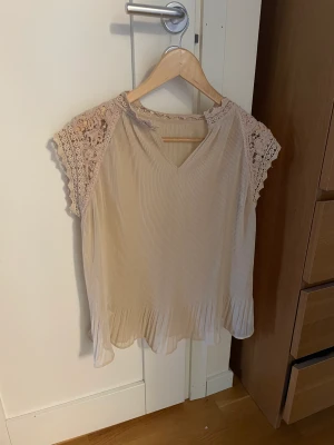 Fin blus/topp från Zara🫶 - Söt beige-rosa topp från Zara💕🫶