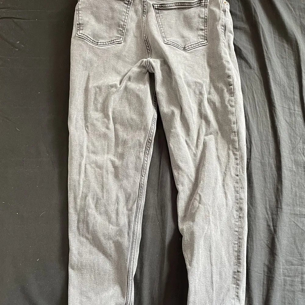  Dessa gråa jeans från MNG Denim är i storlek small, 88 cm långa och 33 cm breda vid midjan. De är relativt smala vid benen, använda 3 gånger och är lite mörkare i verkligheten. De är i utmärkt skick då de knappt är använda. Tveka inte med frågor och pris. Jeans & Byxor.