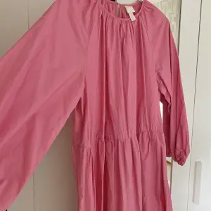 En rosa puff maxiklänning från H&M i storlek M som inte säljs längre. Använt den ett par gånger under somrarna, super bekväm och fin!