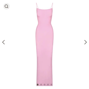 skims klänning  - Säljer min fina rosa skims klänning då den inte kommer till användning så ofta 🩷Den har inga defekter 