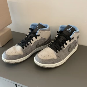 Air Jordan 1 Mid 'Crater Grey University Blue'  - St 43                      9,5/10 i skick (nästan oanvänd)              Lådan har några skador (fråga efter bild)