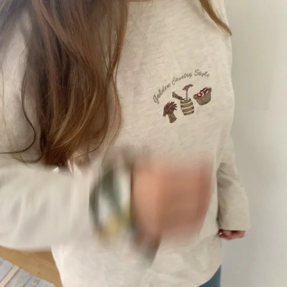 Säljer denna ”cottage core” sweater med söta detaljer<3. Hoodies.