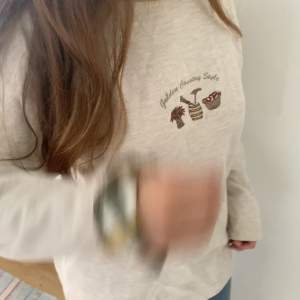 Säljer denna ”cottage core” sweater med söta detaljer<3