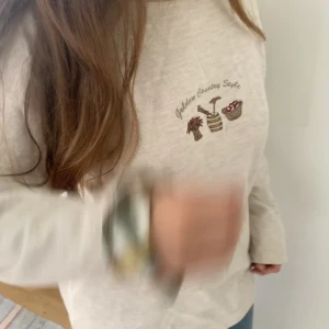 Cottage core sweater - Säljer denna ”cottage core” sweater med söta detaljer<3