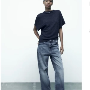 Mörkblå topp - En mörkblå topp från zara, den är knappt använd och i jätte bra skick💗💗