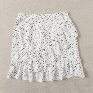 Prickig kjol - Jättesöt kjol med dragkedja bak💕