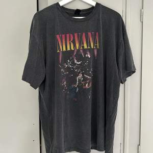 Nirvana tshirt från urban outfitters. Oversize.
