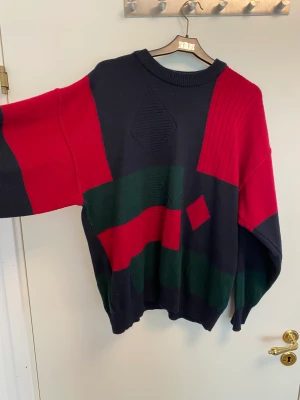 Stickad tröja - Fin stickad tröja som säljs då den inte kommit till användning.