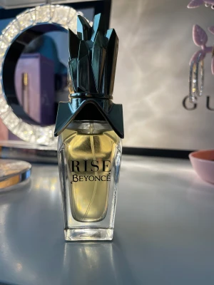Beyonce parfym - Säljer denna Beyonce parfym som knappt är använd för 120 kr. Det är 30 ml.
