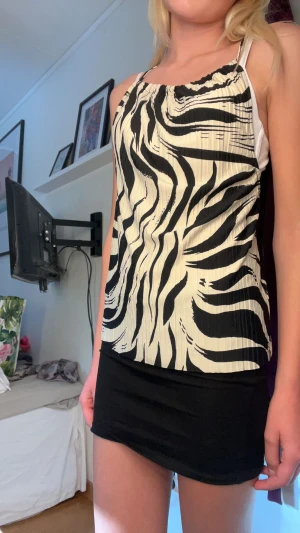 Ginatricot blus - Säljer denna blusen/toppen från ginatricot. Aldrig använd. Köpt för ca 150-200 kr. Storlek Xs