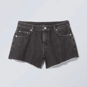 Superfina jeans shorts ifrån weekday, köpta för 400kr🥰skulle säga att de motsvarar en S i storlek 