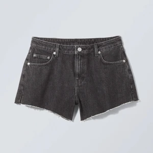 Jeans shorts  - Superfina jeans shorts ifrån weekday, köpta för 400kr🥰skulle säga att de motsvarar en S i storlek 