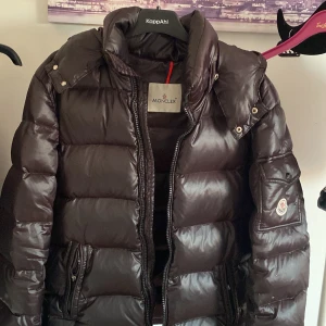 Moncler Jacka - Moncler jacka. Knappast använd säljer den för storleken passar inte.