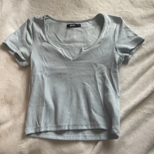 Topp  - Jätte fin sommar topp från Bikbok, använd nån gång bara och i fint skick 💗 storlek M men skulle säga att den passar en S oxå