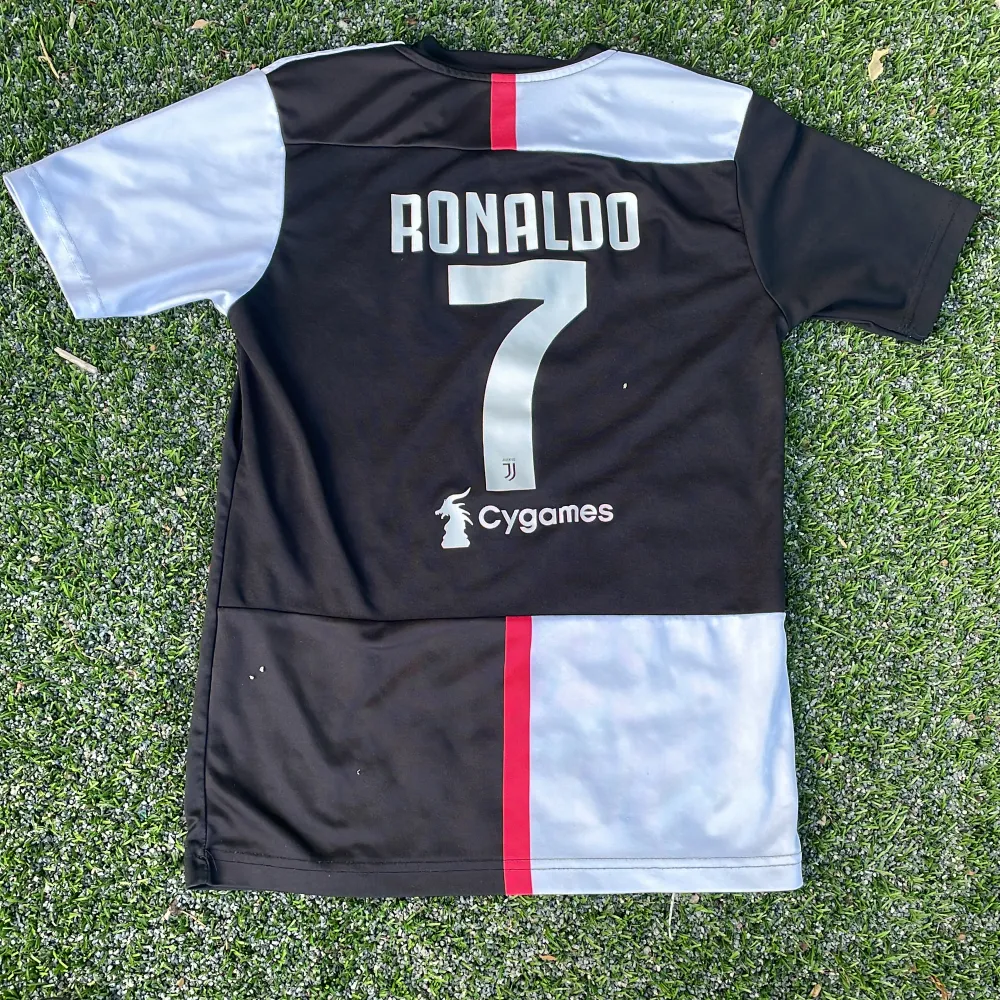 Bra kvalite på Ronaldo tröjan. Nästen helt oanvänd i stolek S. Köp för 600kr. Men sälja för billigare.  Pris kan diskuteras! . T-shirts.