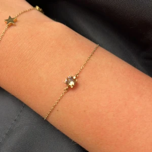 armband edblad - säljer detta jättefina armand! Aldrig använd förutom för bild.