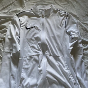 Nike full zip - Väldigt bra skick, nästan aldrig använd.