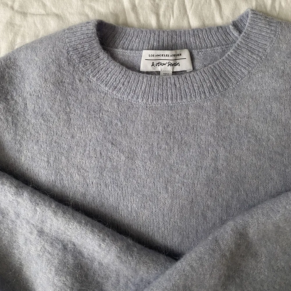 Superfin halvlång tröja i en blandning av alpacka, ull och polyamid. I använt men gott skick! . Stickat.