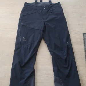 Haglöfs skidbyxor - Riktigt fina skidbyxor, varma med bekväm fodring. Knappt använda, inga hål eller fläckar. 