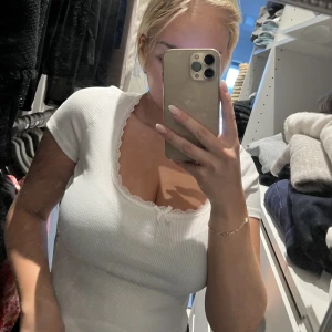 Hm topp - Oanvänd topp med rosett och spetskant 💕💕