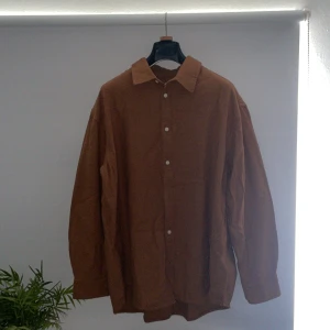 Oversized shirt - Oversized shirt från weekday Helt oanvänd  Orginalpris 500kr