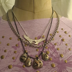 Halsband - Smyckespacket. För mer info skicka pm. Pris är diskuterbart vid snabb affär. 💖 Köparen står för frakten. Ansvarar inte för paketet under frakt. 