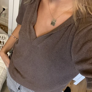 Avslappnad t-shirt  - V ringad T-shirt från hm. Behöver mer kärlek en vad den får <3