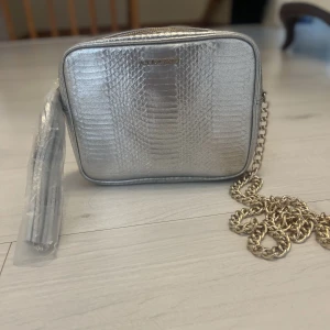 Victoriassecret väska - En väldigt vacker väska som aldrig används🤍Väskan har väldigt mycket utrymme innanför och en ficka🤍 En väska som inte säljs i Sverige längre🤍 Jag köpte väskan för 800kr men är villig att sälja den för 200kr 🤍